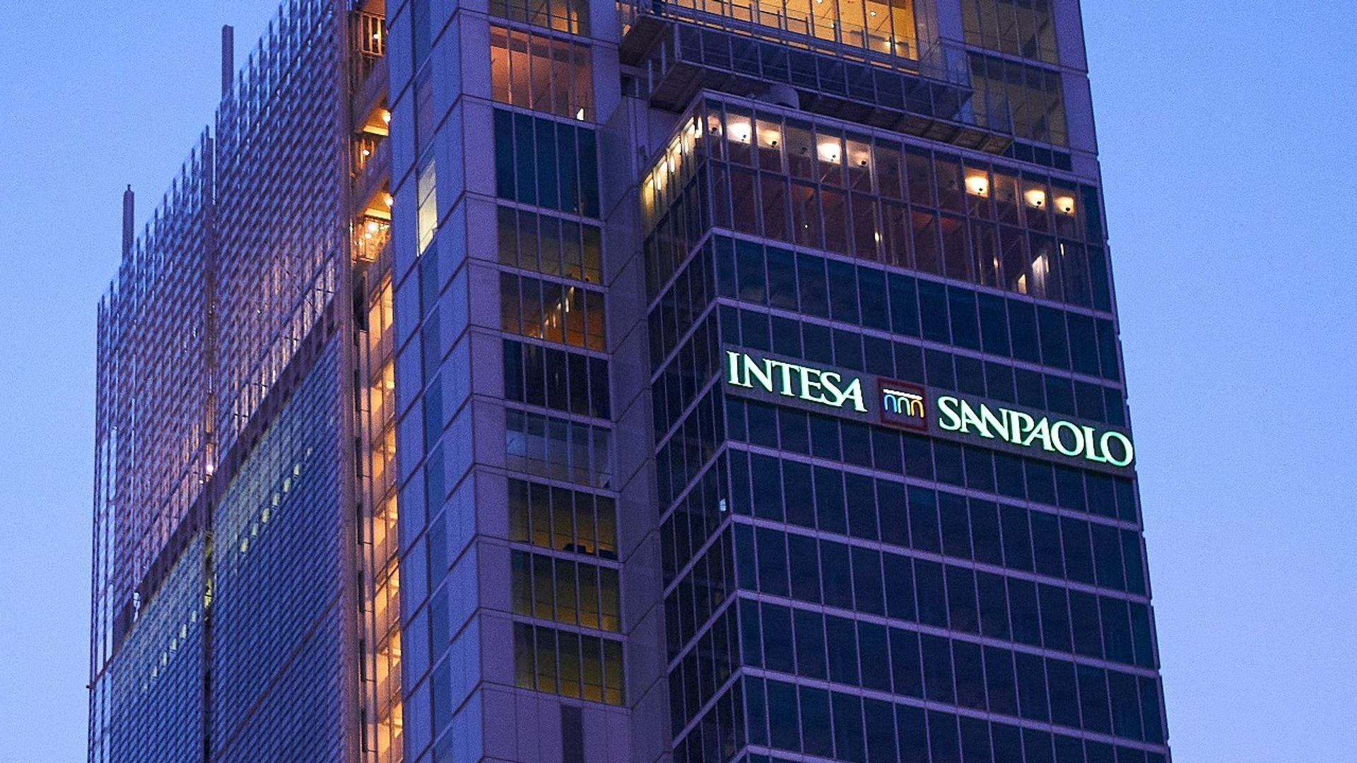 Intesa Sanpaolo Cuts IBIT by 94%, Triples Ether ETF
